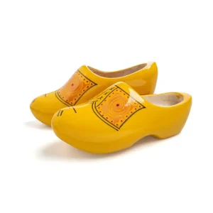 Gele houten klompen